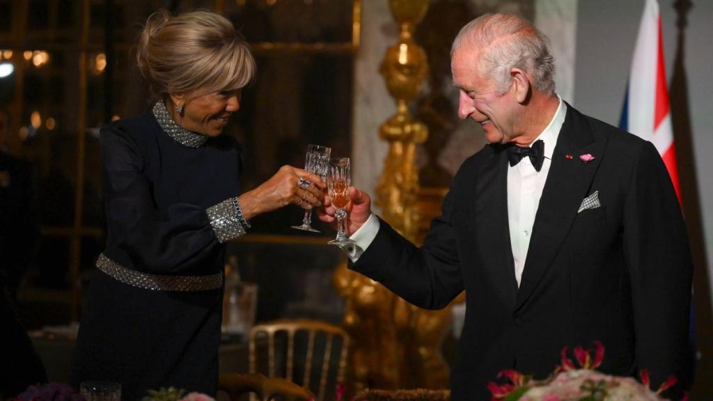 Brindis Carlos III y Brigitte Macron, mujer de Emmanuel Macron.