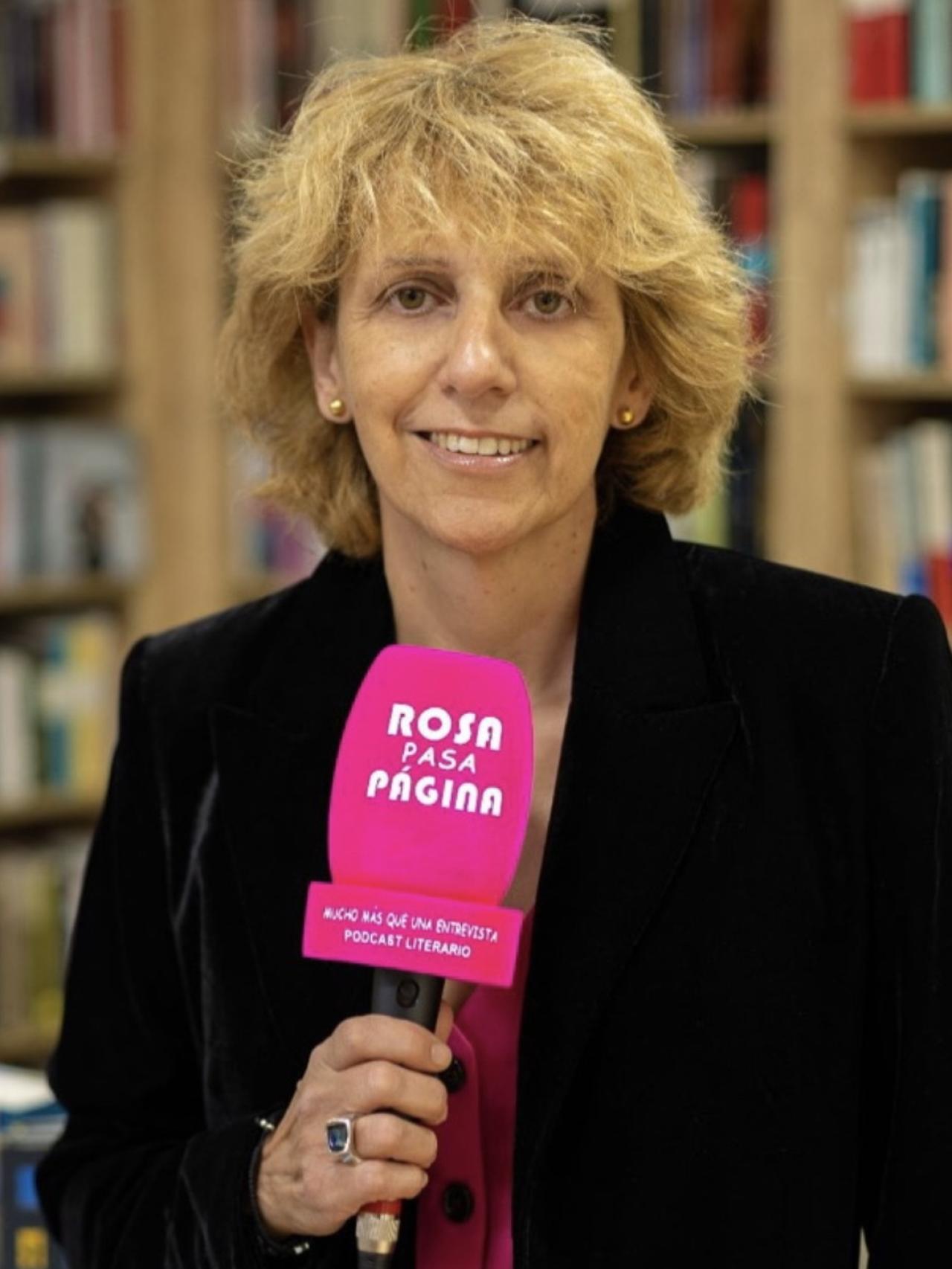 La periodista Rosa Sánchez ante el micrófono.
