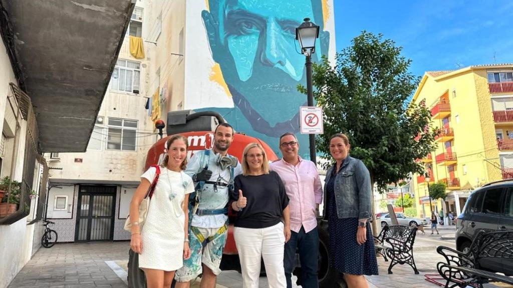 El rostro de Pablo López en un mural de arte urbano al aire libre en Fuengirola.