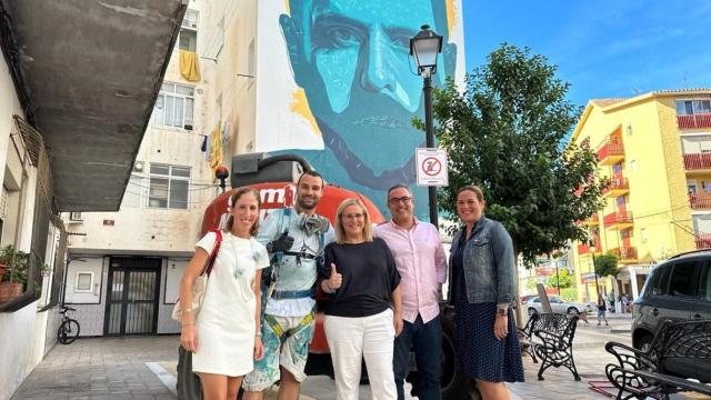 El rostro de Pablo López en un mural de arte urbano al aire libre en Fuengirola.