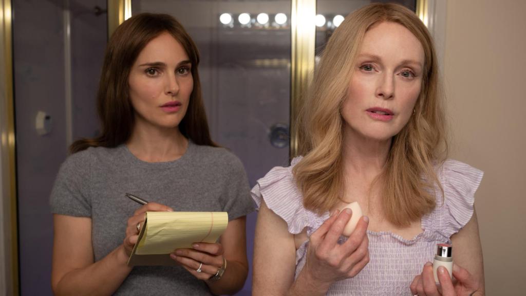 Natalie Portman y  Julianne Moore en 'May December'