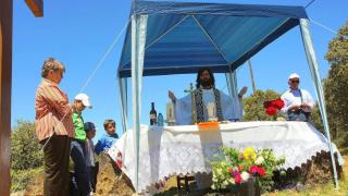 Teo Nieto dando misa en el campo