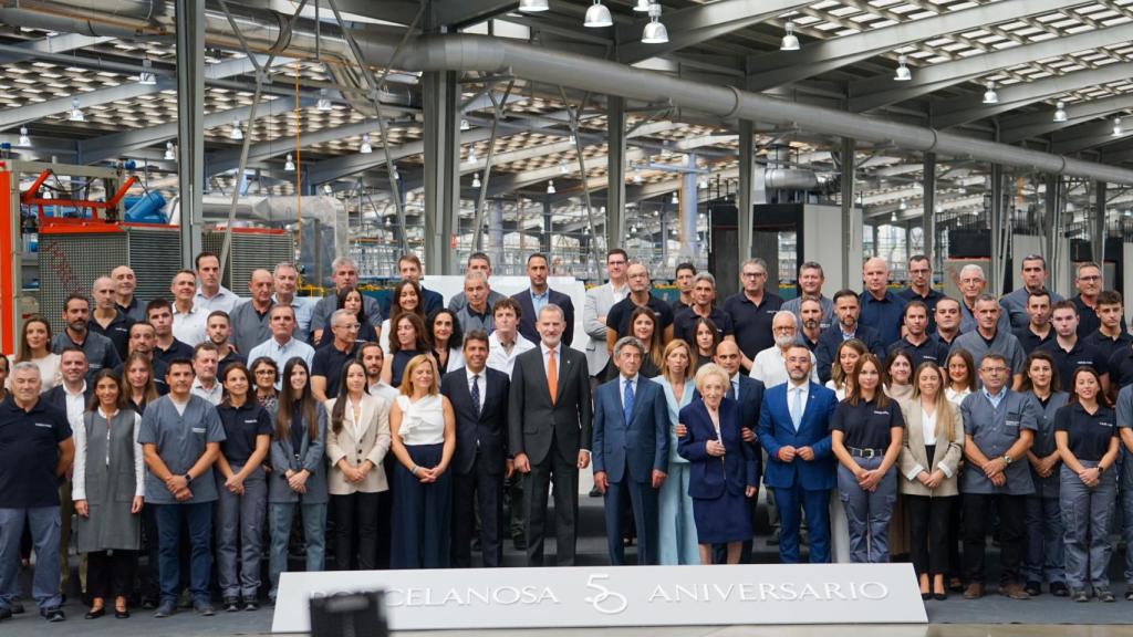 Foto de familia de Felipe VI con directivos y empleados de Porcelanosa. EE