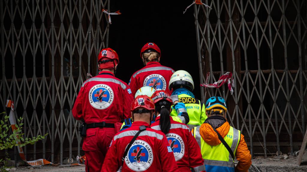 Miembros del Summa 112 y del Equipo Helénico de Rescate de Ática (Grecia) participan en el simulacro.