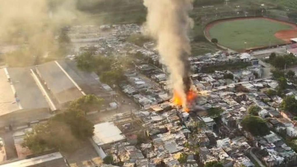 Las instalaciones alrededor de la cárcel de Tocorón durante su quema, el miércoles.