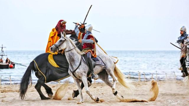 El espectacular desembarco de los Moros y Cristianos de Alicante en la playa.