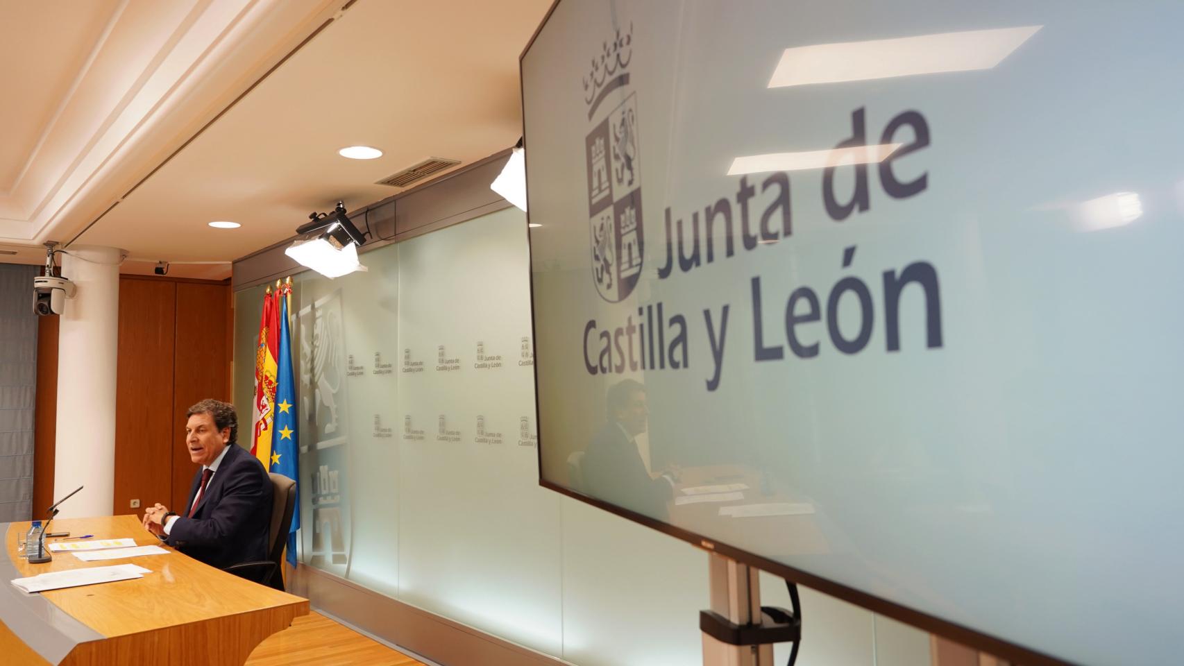 El consejero de Economía y Hacienda y portavoz, Carlos Fernández Carriedo, comparece en rueda de prensa posterior al Consejo de Gobierno.