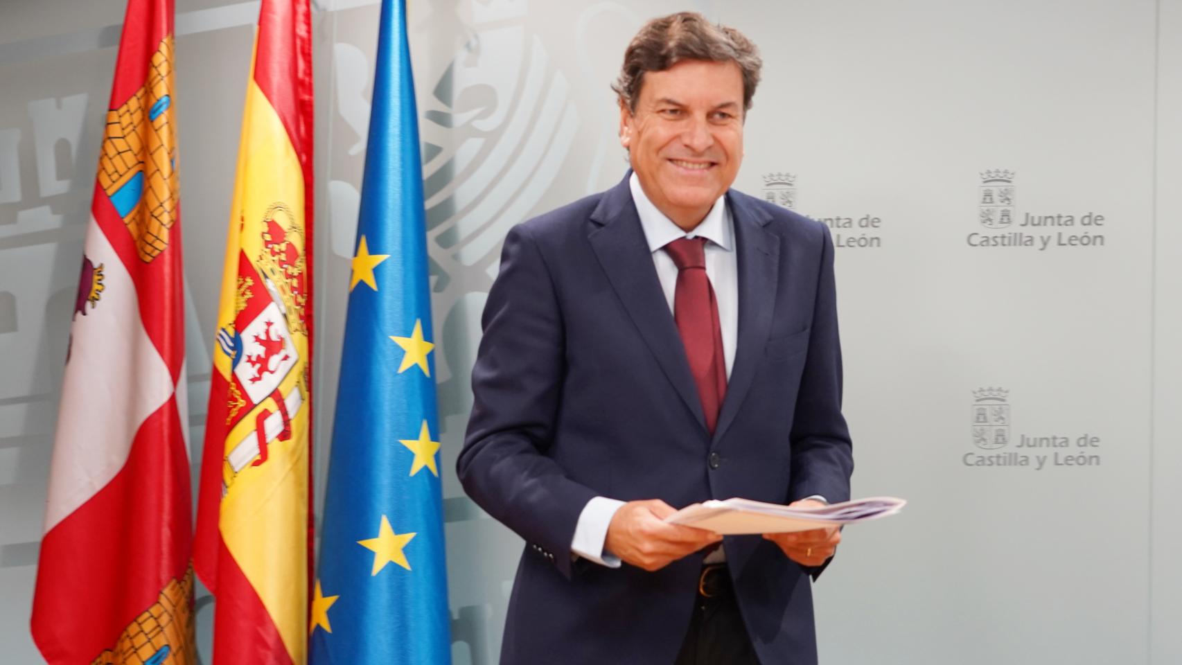 El consejero de Economía y Hacienda y portavoz, Carlos Fernández Carriedo, comparece en rueda de prensa posterior al Consejo de Gobierno.