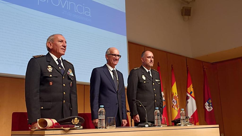 El director adjunto operativo de la Policía Nacional, José Ángel González, el presidente de la Diputación, Javier Iglesias, y el comisario jefe provincial de Salamanca, Claudio Díaz