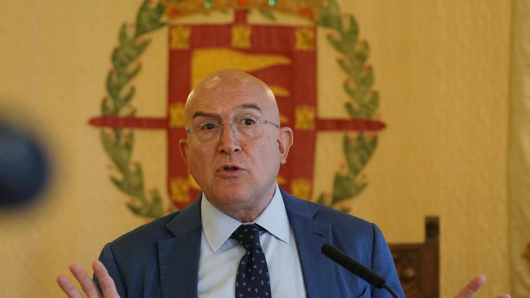El alcalde de Valladolid, Jesús Julio Carnero, en el salón del Ayuntamiento