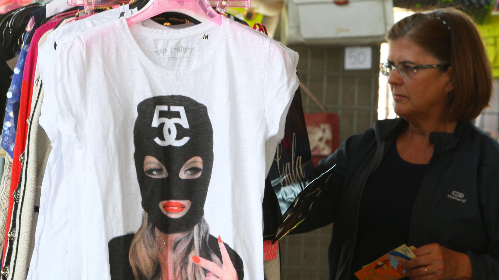 Una mujer en una tienda de ropa