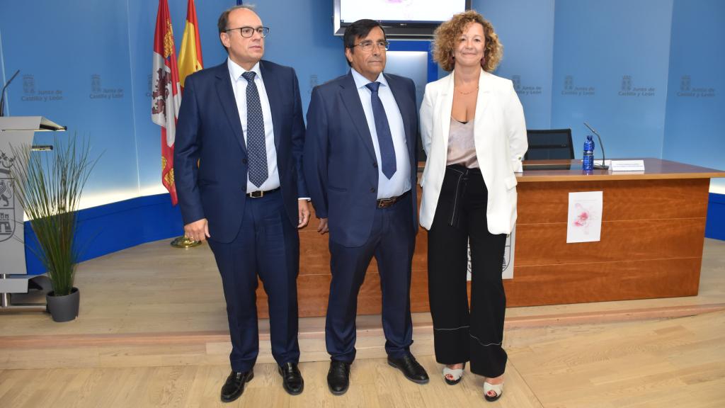 El gerente de Servicios Sociales, Carlos Raúl de Pablos; el presidente de la Federación, Domingo Aceves Martín; y la directora general de Asistencia Sanitaria, Silvia Fernández, en un acto conmemorativo con motivo del Día Mundial del Alzheimer