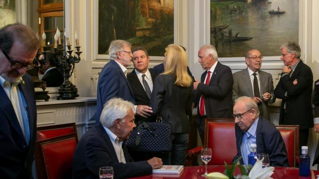 Emiliano García-Page, con otras personas en la presentación de las memorias de Alfonso Guerra