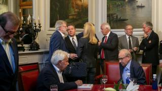 Emiliano García-Page, con otras personas en la presentación de las memorias de Alfonso Guerra