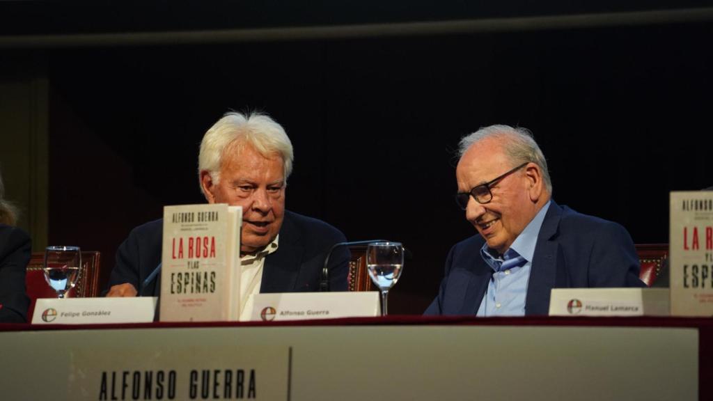 Felipe González y Alfonso Guerra, en la presentación de 'La rosa y las espinas' (La Esfera), en el Ateneo de Madrid.