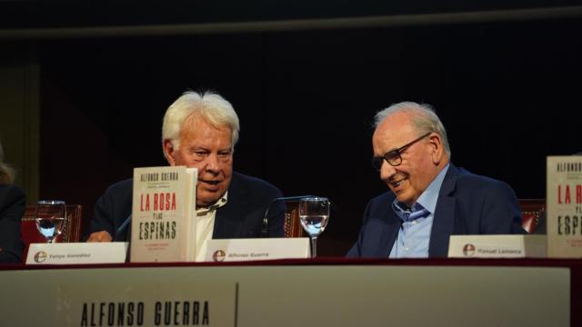Felipe González y Alfonso Guerra, en la presentación de 'La rosa y las espinas' (La Esfera), en el Ateneo de Madrid.