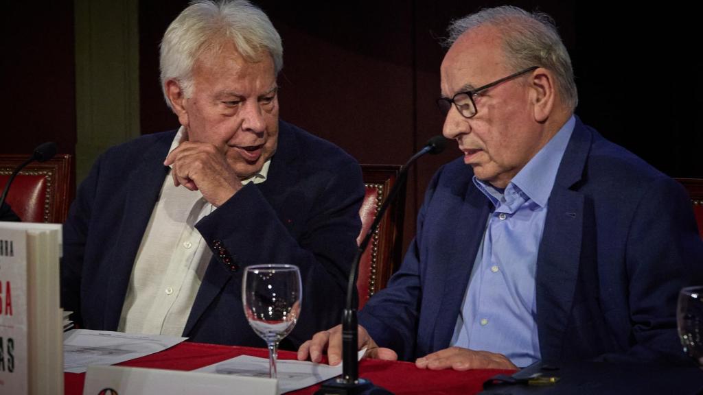 Felipe González y Alfonso Guerra durante la presentación del libro 'La rosa y las espinas '.
