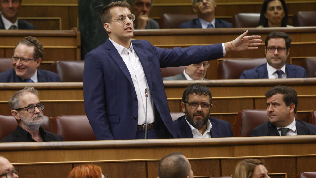 Jorge Pueyo, diputado de la Chunta Aragonesista, hablando en su lengua desde el escaño.