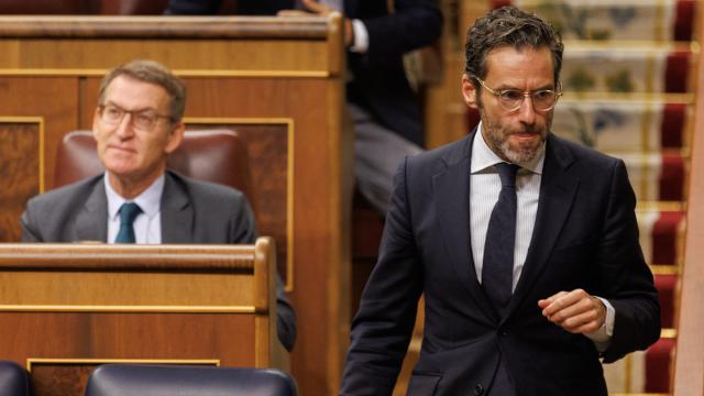 Borja Sémper, portavoz del PP, se dirige a la tribuna del Congreso, junto a Alberto Núñez Feijóo.
