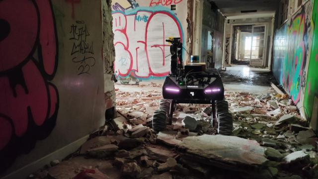 Un robot de rescate participa en un simulacro del programa INTREPID.