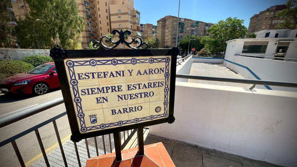 Una imagen del monolito de Estefanía y Aaron, junto a su casa.