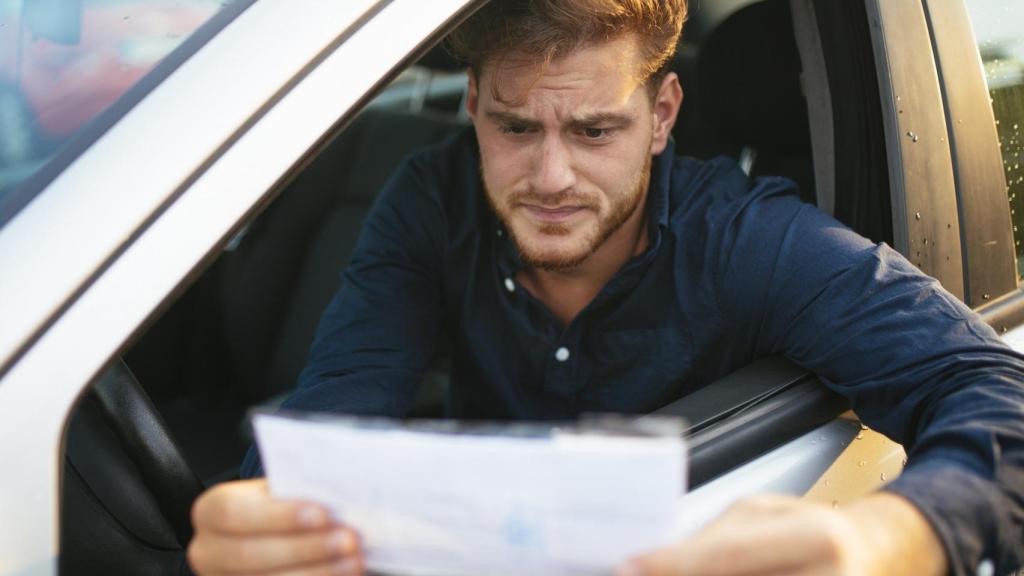 Persona con documentación del coche.