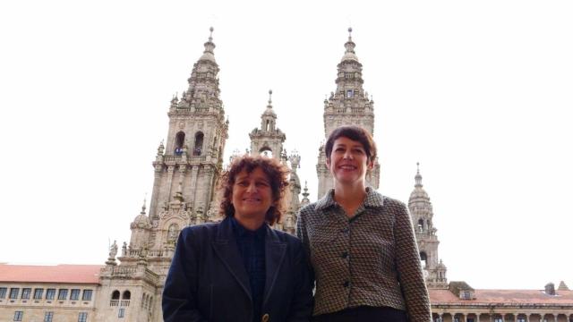 La alcaldesa de Santiago, Goretti Sanmartín, y la portavoz nacional del BNG, Ana Pontón, en la visita de la líder nacionalista al Ayuntamiento compostelano.