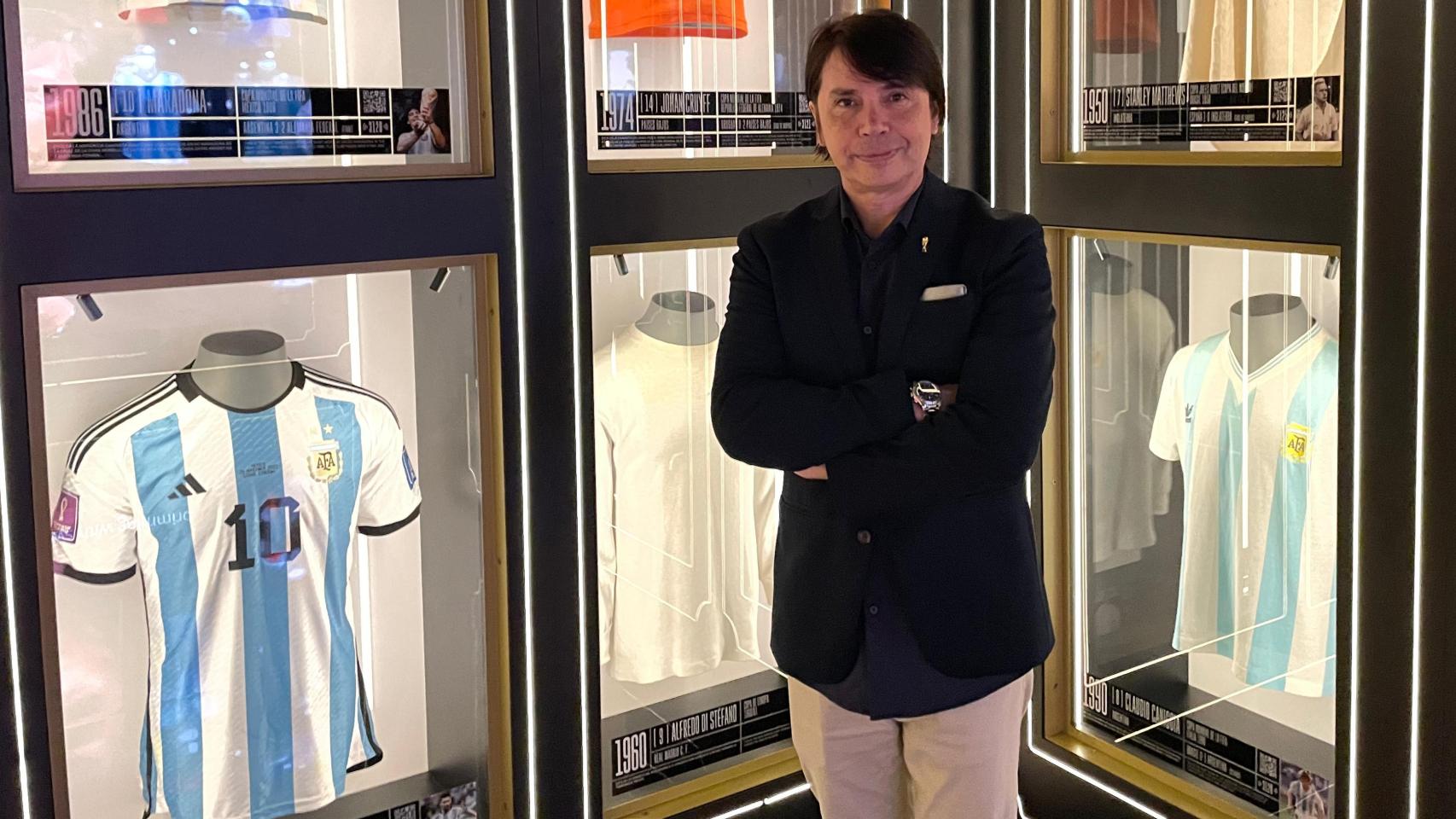 Ordás ante la primera camiseta que consiguió y la de Lionel Messi.