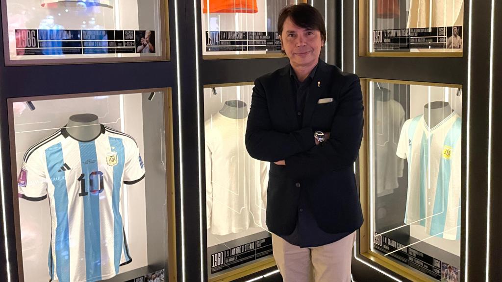 Ordás ante la primera camiseta que consiguió y la de Lionel Messi.