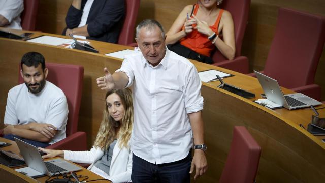 Instante en el que Joan Baldoví se encara desafiante con la portavoz de Vox, Ana Vega. José Cuéllar (Corts Valencianes)