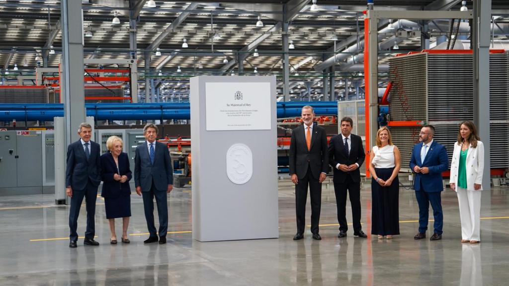 Felipe VI, junto a la placa conmemorativa de su visita por el 50 aniversario de Porcelanosa. EE