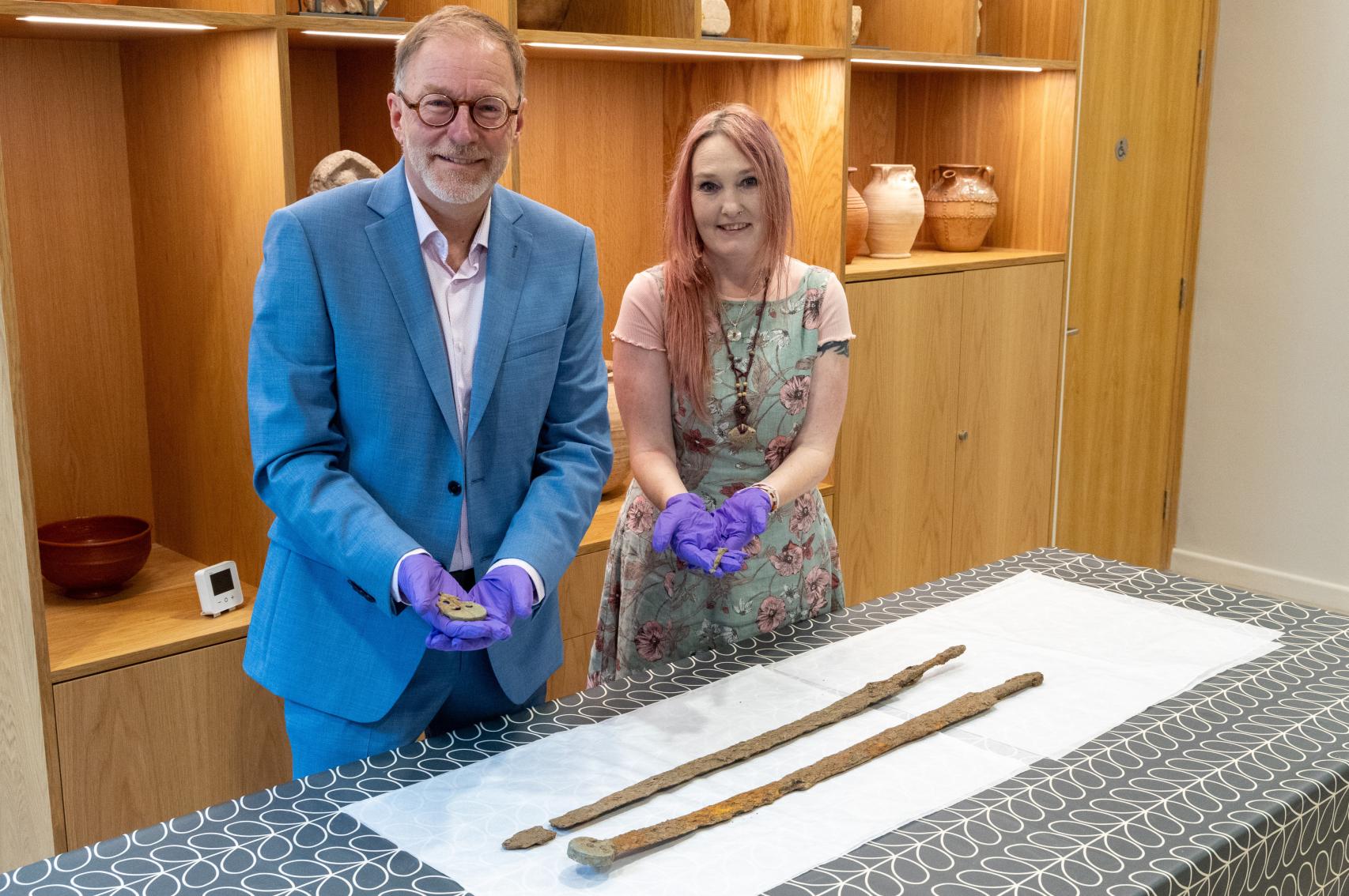 El profesor Simon James y la directora del museo Emma Stuart.