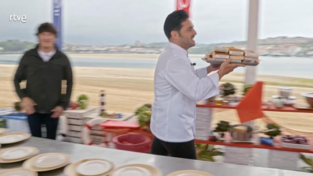 David Bustamante llevando los sobaos pasiegos en 'MasterChef Celebrity'.