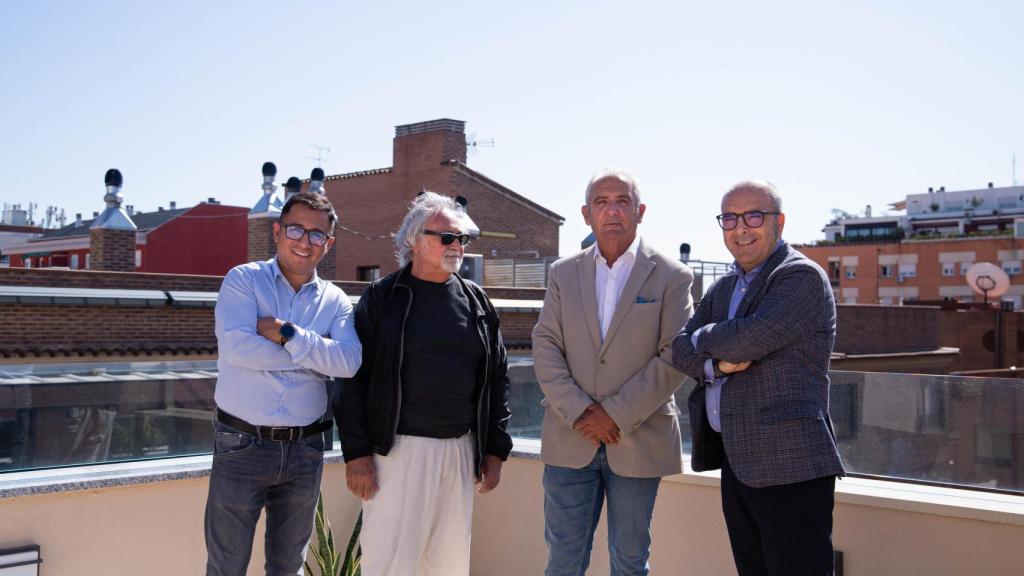 De izquierda a derecha: Henry Ramiro, de Hinforcom e Indomotiv; el arquitecto Miguel Ángel Verdaguer; y Enrique Fernández y Raúl García, de Nice Automatismos.