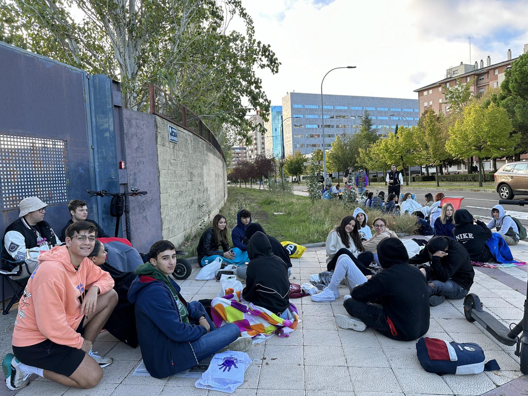 Jóvenes haciendo cola en la Feria de Valladolid para el concierto de Quevedo