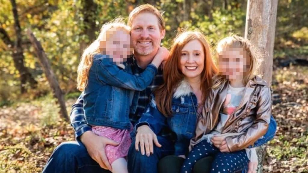 Philip Paxon junto a su mujer y sus dos hijas.