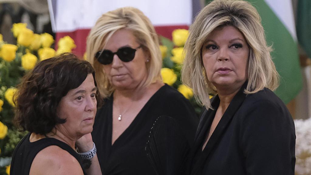 Terelu Campos y Carmen Borrego en la misa funeral que se celebró en Málaga.