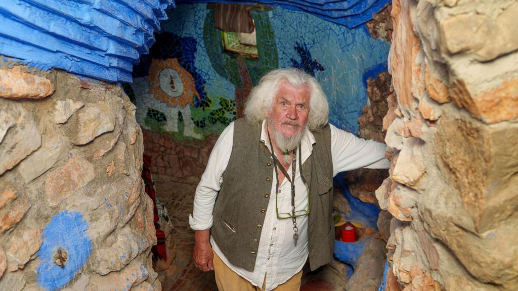 Peter Buch en el interior de su 'casa-museo', en cuya planta baja hay una cama para 'invitados especiales'.