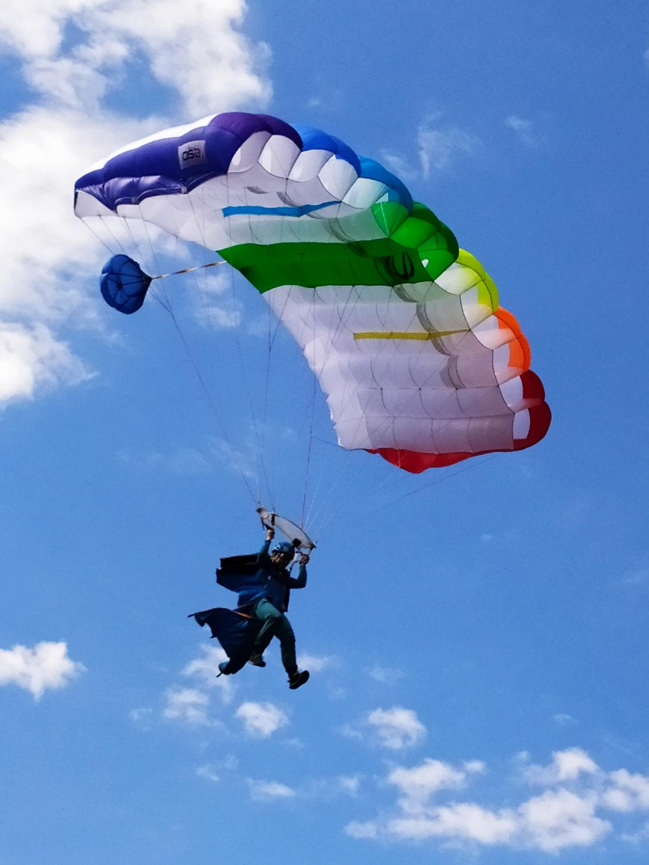 Marta Jiménez, aterrizando tras un salto base.