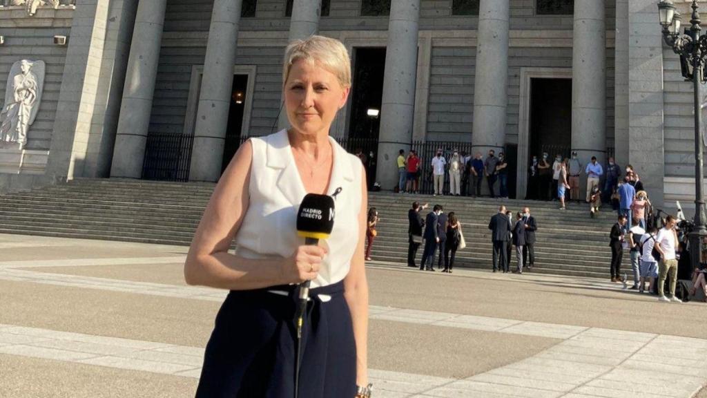Inmaculada Galván cubriendo una noticia en la calle de 'Madrid Directo'.