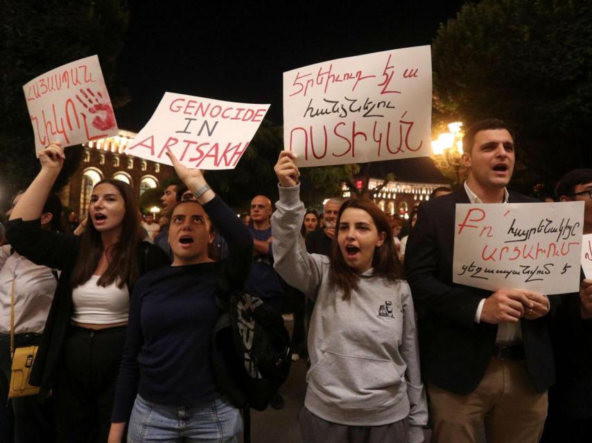 Protestas en Ereván después de la rendición de los armenios en Nagorno Karabaj.