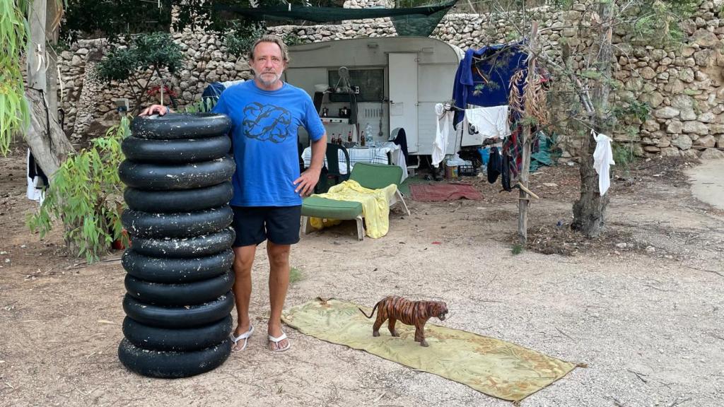 Roberto junto a las válvulas de neumáticos que recoge de los migrantes.