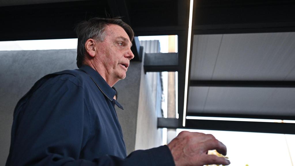 Bolsonaro llega al aeropuerto de Brasilia tras someterse a dos cirugías en São Paulo, el martes.