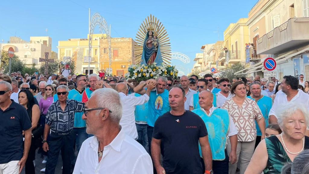 Los lampedusanos celebraron este viernes la fiesta de su patrona, tras una semana de crisis migratoria.