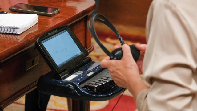 Una taquígrafa sostiene los pinganillos, en el Pleno de esta semana.