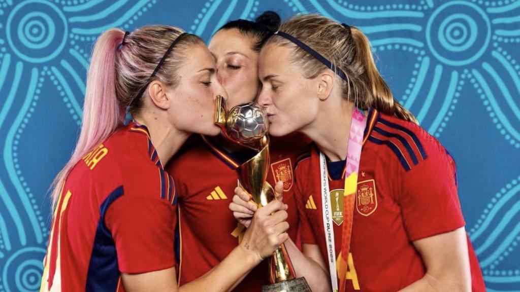 Alexia Putellas, Jenni Hermoso e Irene Paredes besan la Copa del Mundo.