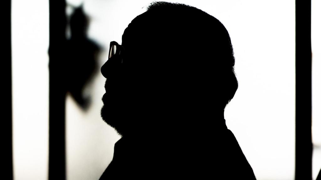 Perfil de Fernando Savater a contraluz.