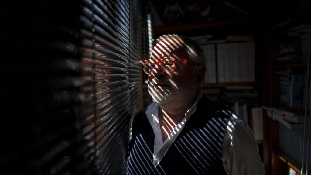 Fernando Savater, al trasluz de la persiana de su despacho en Madrid.