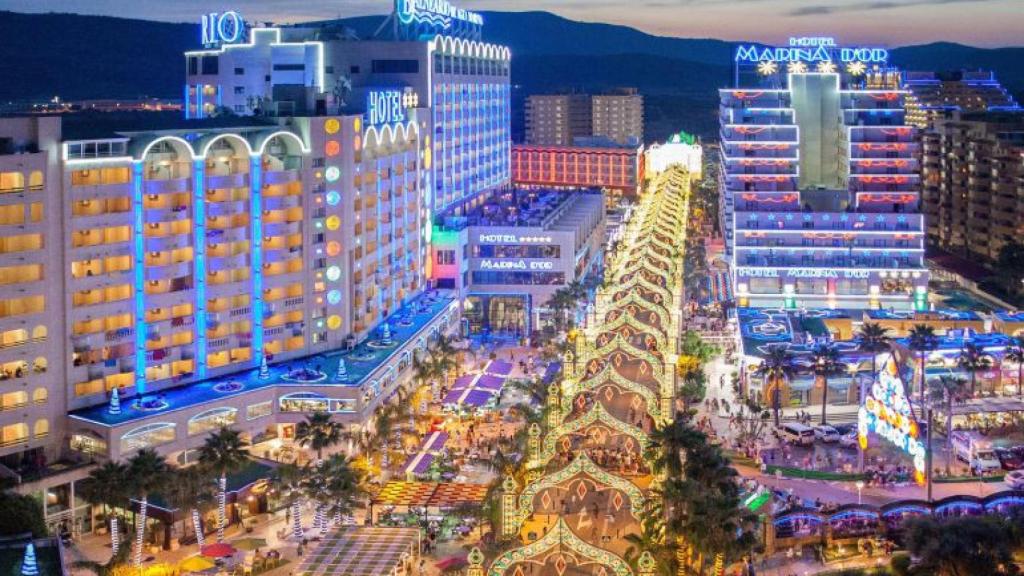 Marina D'Or de noche, una ciudad a imagen de Las Vegas