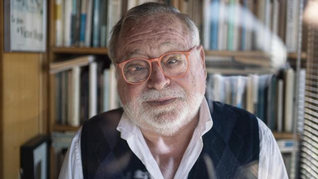 Fernando Savater posa para EL ESPAÑOL en su casa de Madrid, en julio de 2022.